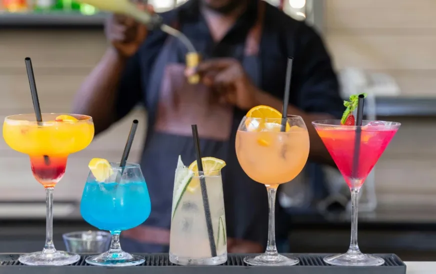 8 Delicious Low-Calorie Cocktails to Order at a Bar