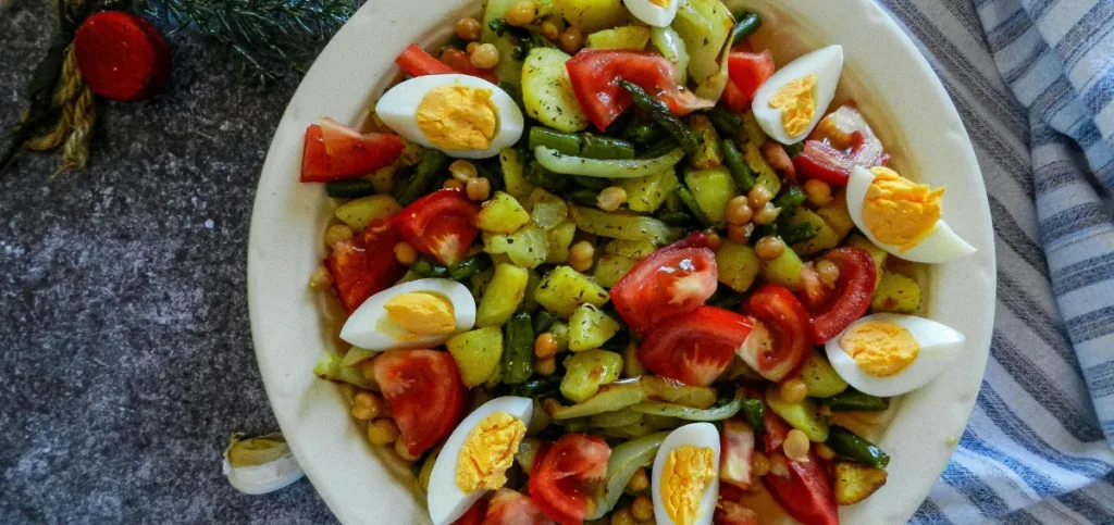 Hard-Boiled Eggs with Veggies